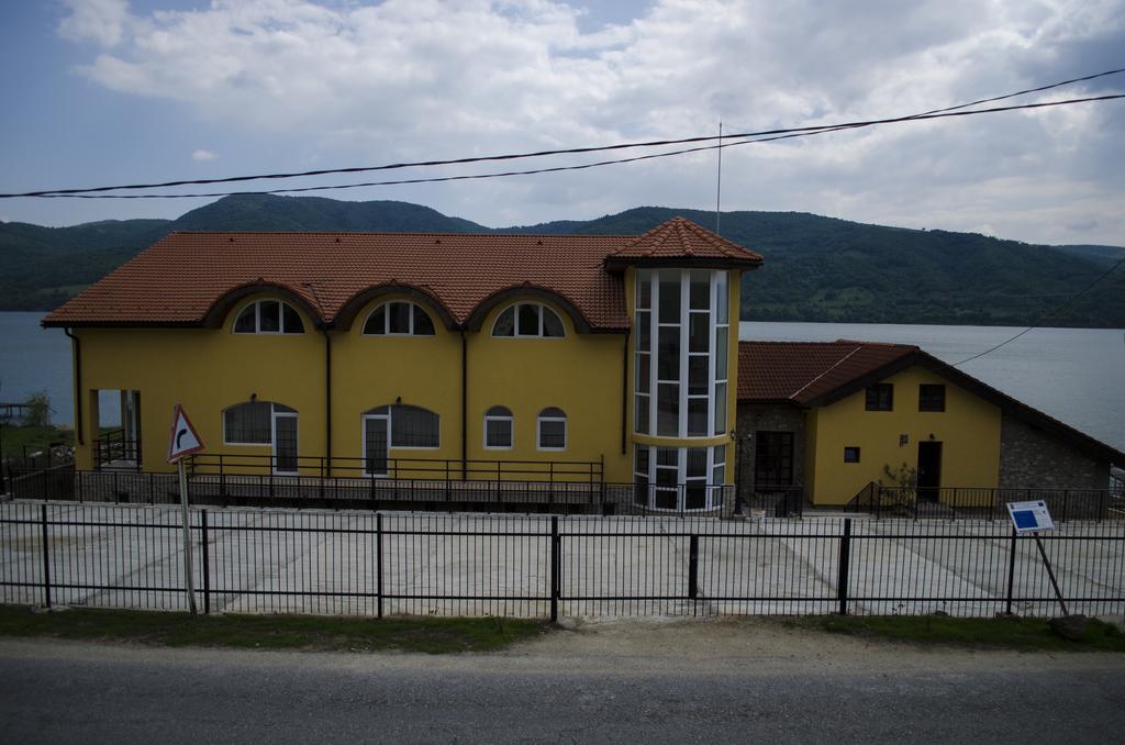 Mai Danube Hotell Ieşelniţa Eksteriør bilde